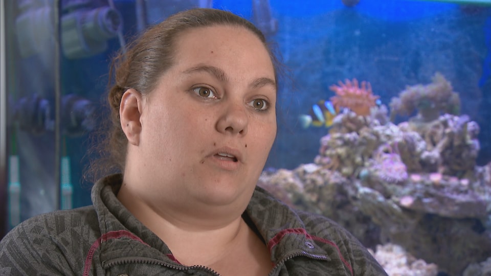 Melissa Tremblay davant del seu aquari