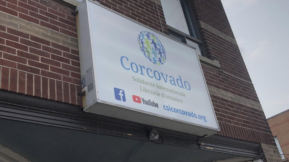 Affiche de Corcovado à l'entrée d'un édifice.