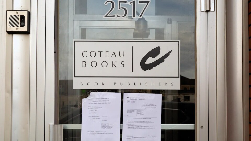 Une affiche de Coteau Books est collée sur une fenêtre.
