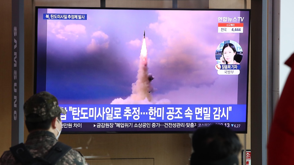 Un écran de télévision montrant un tir de missile.