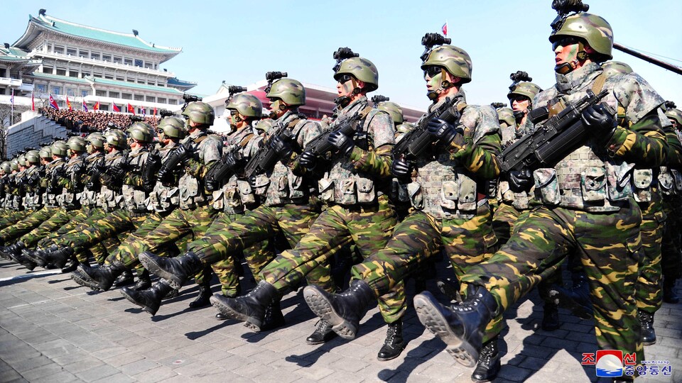 Des soldats de l'armée de la Corée du Nord marchent lors d'un défilé. 