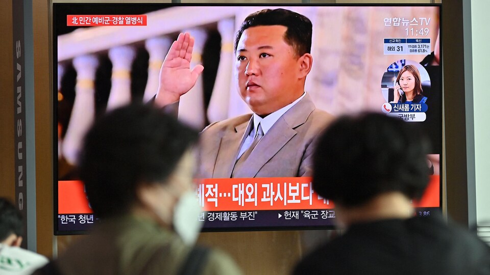 Image du dirigeant nord-coréen Kim Jong-un sur un écran de télévision