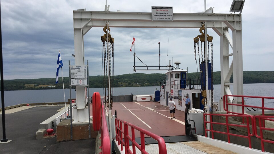Le navire est accosté au quai et attend l'arrivée des passagers.