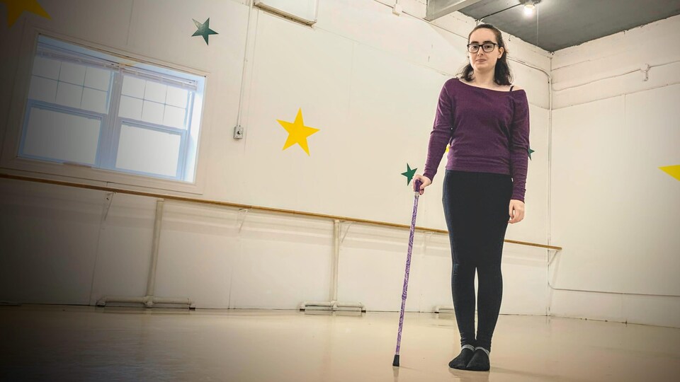 Gabrielle Cormier se mueve con la ayuda de un palo.