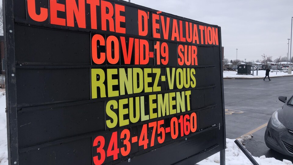Affiche avec les informations pour prendre rendez-vous au centre.