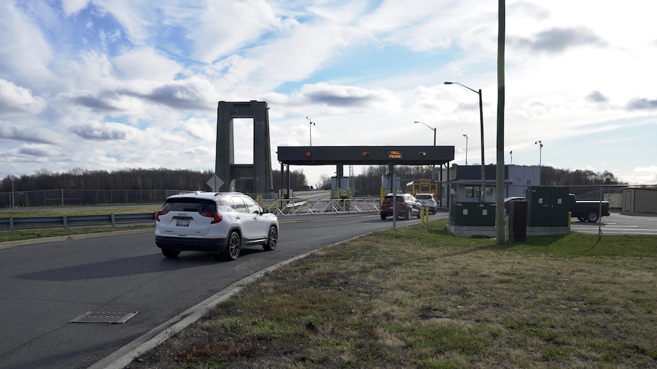 Des voitures traversent un pont.