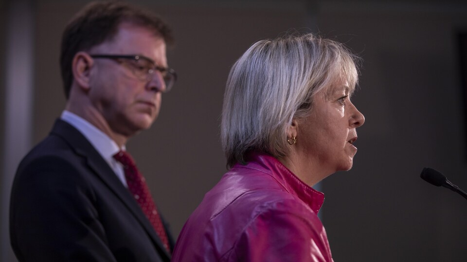 Le ministre de la Santé de la C.-B., Adrian Dix, et la médecin en chef provinciale, la Dre Bonnie Henry, en conférence de presse,