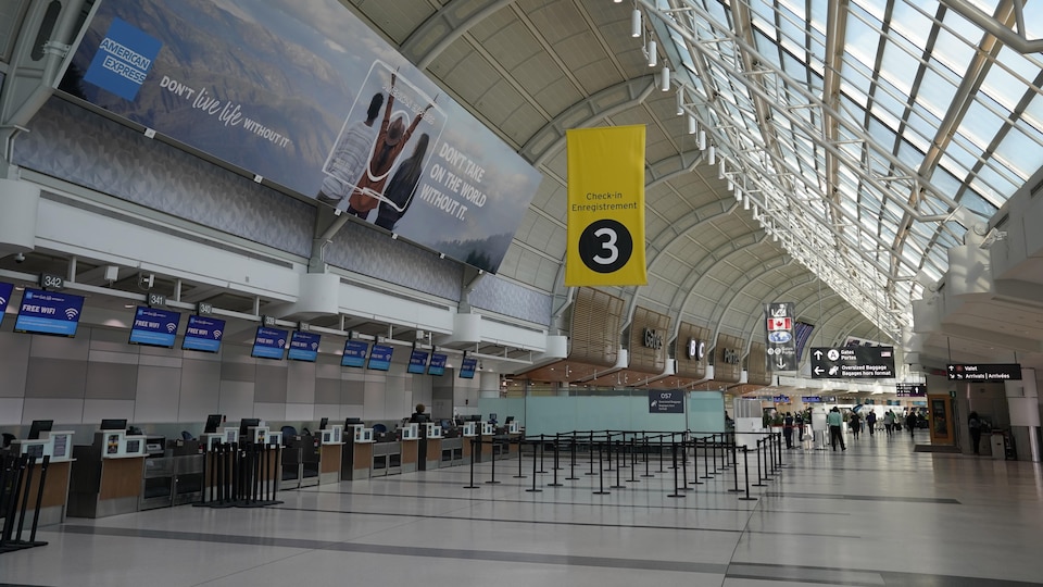 L'aéroport international Pearson de Toronto presque vide de voyageurs.