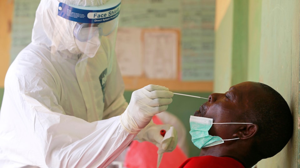 Un homme subit un test de dépistage de la COVID-19 en Afrique.