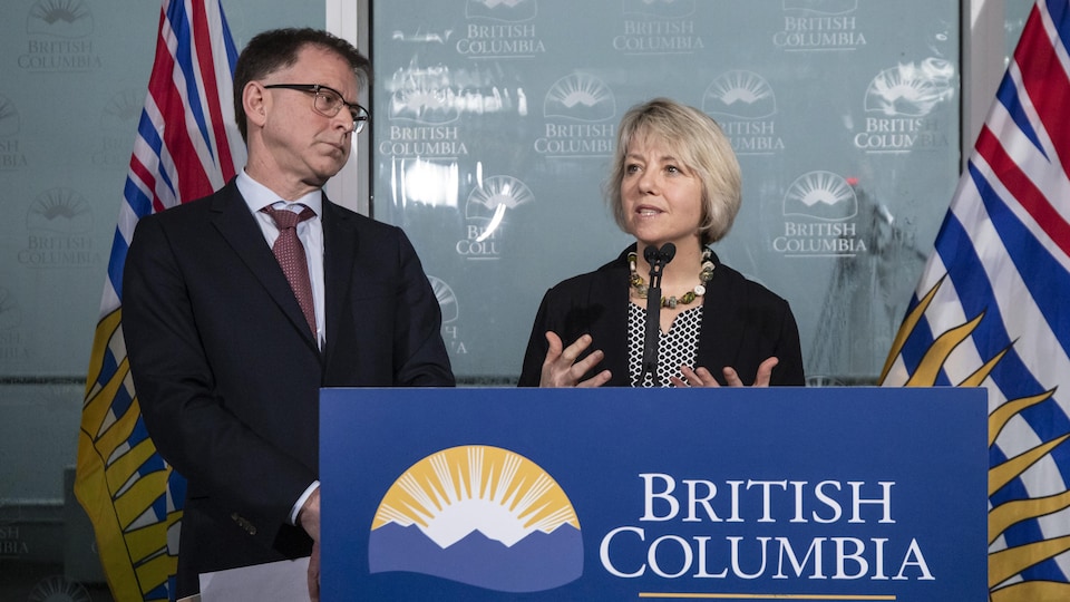 Bonnie Henry et Adrian Dix en point de presse.