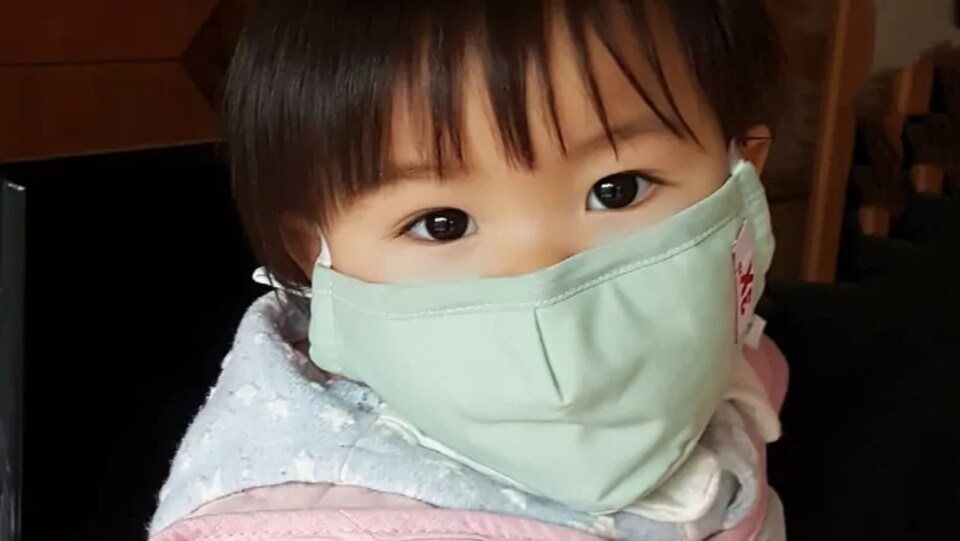 Chloe Fabic portant un masque.