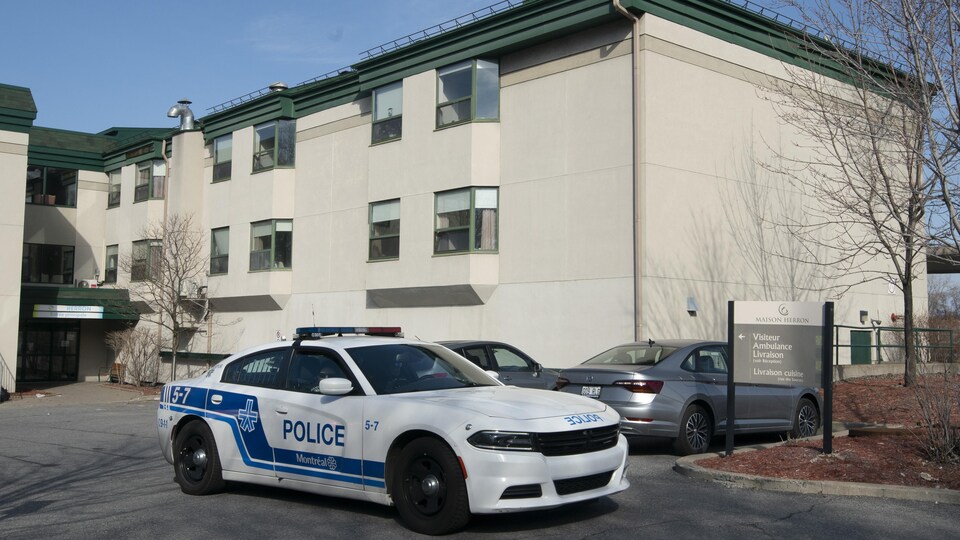 Une voiture de police devant l'entrée du CHSLD Herron, à Dorval