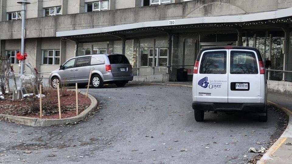 Une camionnette d'un service de pompes funèbres devant le CHSLD Sainte-Dorothée, à Laval.