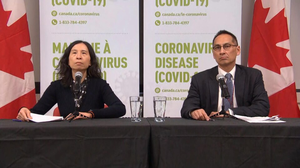 La Dre Theresa Tam et le sous-administrateur en chef de la santé publique, le Dr Howard Njoo.