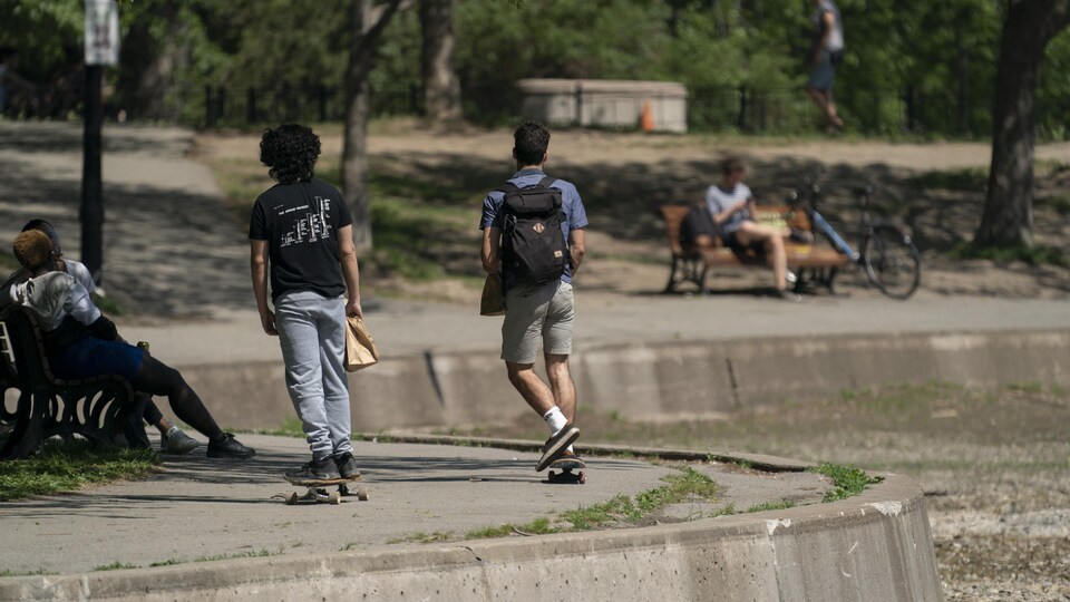 Deux jeunes font de la planche à roulettes.