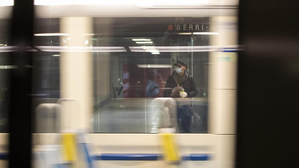 Un homme porte un masque dans le métro de Montréal.