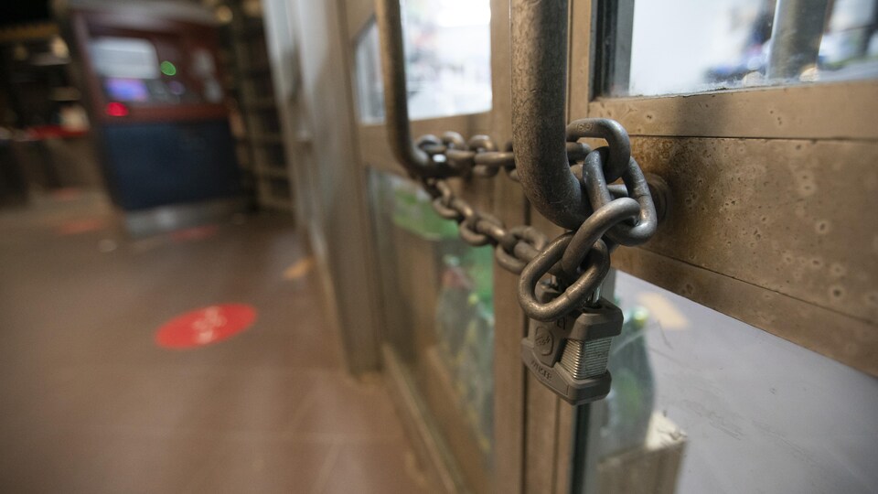 Photo: Radio-Canada\ Ivanoh Demers
Photoreportage avec Romain Schué pour illustrer le Métro STM en cette période de crise du Covid19.
Photo prise dans le métro de Montréal, Québec, Canada.
Sur la photo: (Gauche à droite) Le métro est presque toujours désert. LES COMMERCES SONT FERMÉS
Le 20 Avril, 2020 2020/04/20