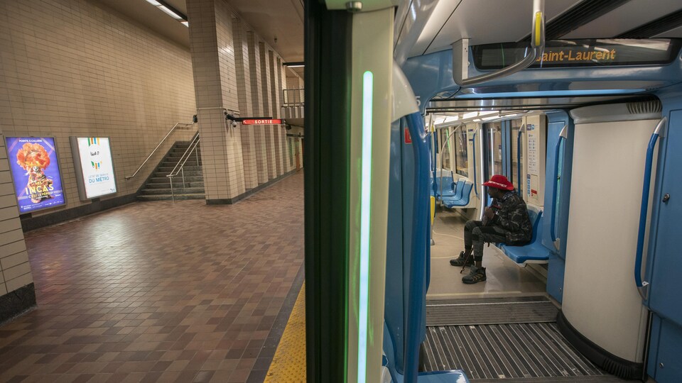 Photo prise à l'entrée du wagon de métro : on voit, sur la moitié droit, le quai d'embarquement et, sur la moitié gauche, l'intérieur du wagon. 