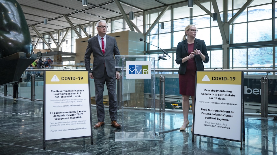 Craig Richmond, le PDG de l'aéroport de Vancouver, et une femme prêt à faire une conférence de presse.