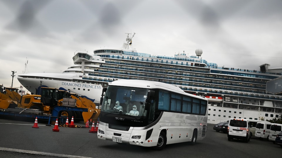 L'autocar est devant le bateau de croisière.