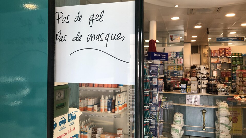 « Pas de gel, pas de masques », est-il affiché près de la porte d'une pharmacie.
