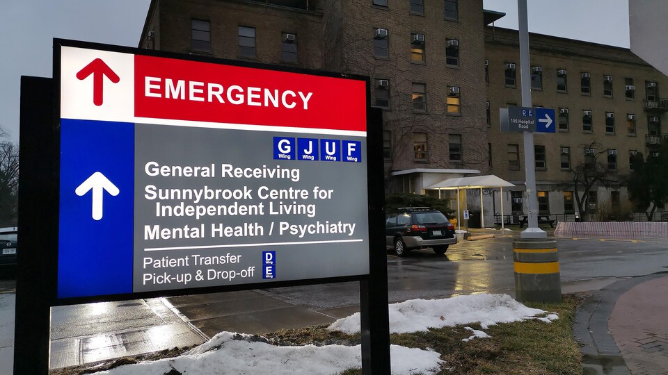 L'enseigne de l'urgence à l'extérieur de l'Hôpital Sunnybrook à Toronto.