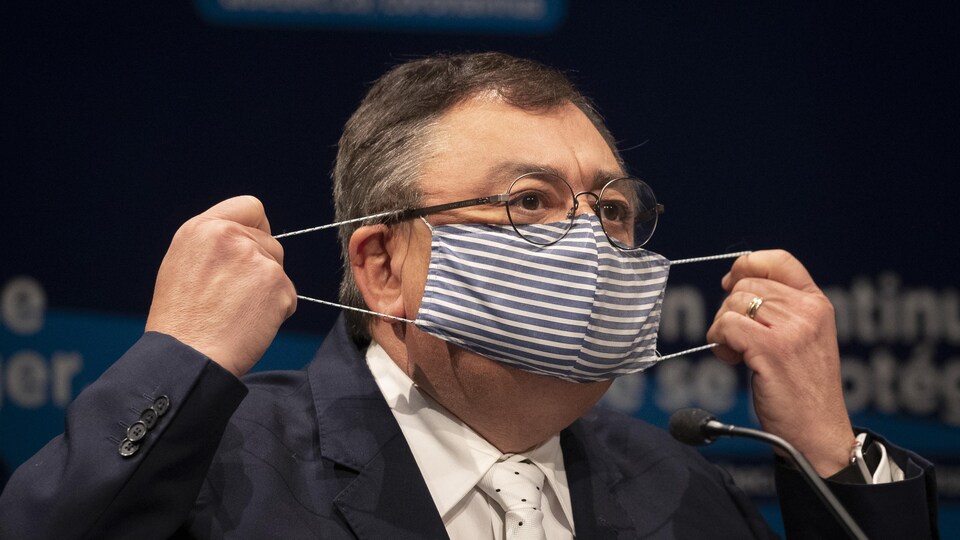Horacio Arruda se met un masque.