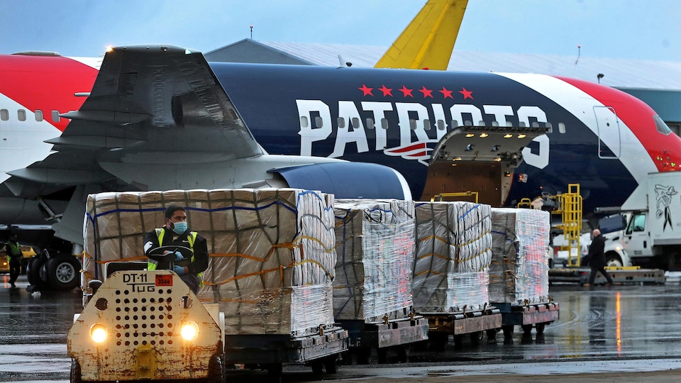Un avion transportant des masques respiratoires est déchargé.