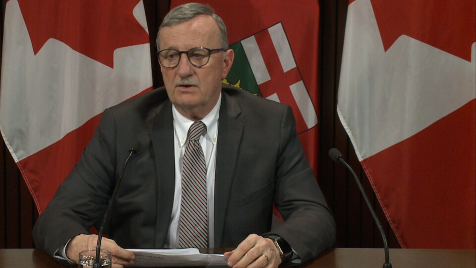 Le médecin hygiéniste en chef de l'Ontario, David Williams