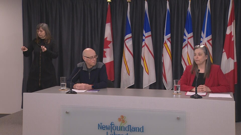 John Haggie et Janice Fitzgerald assis à une table.