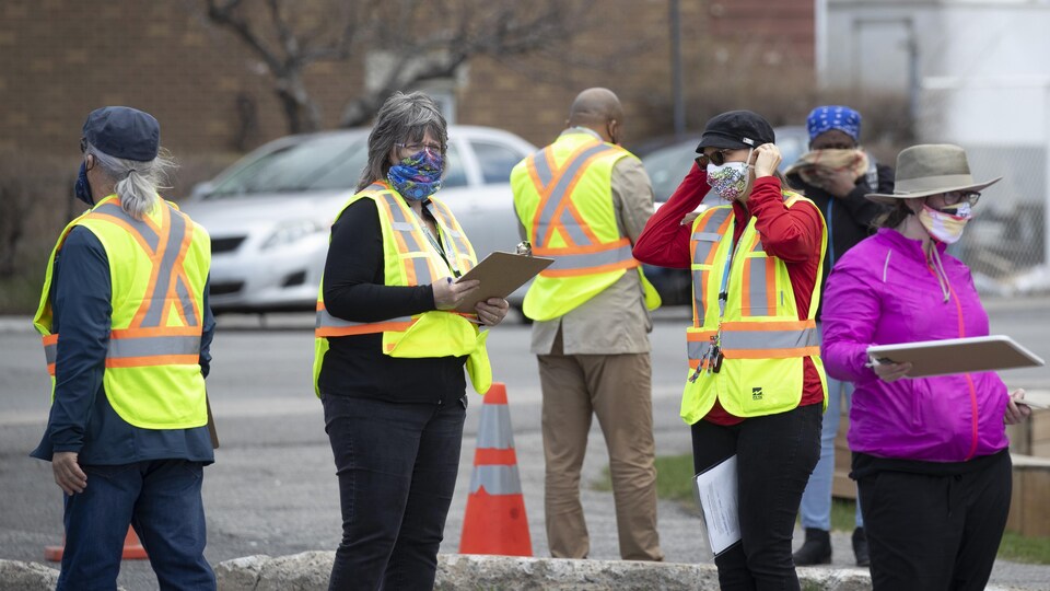 Des employés de la clinique de dépistage mobile du quartier Saint-Michel.