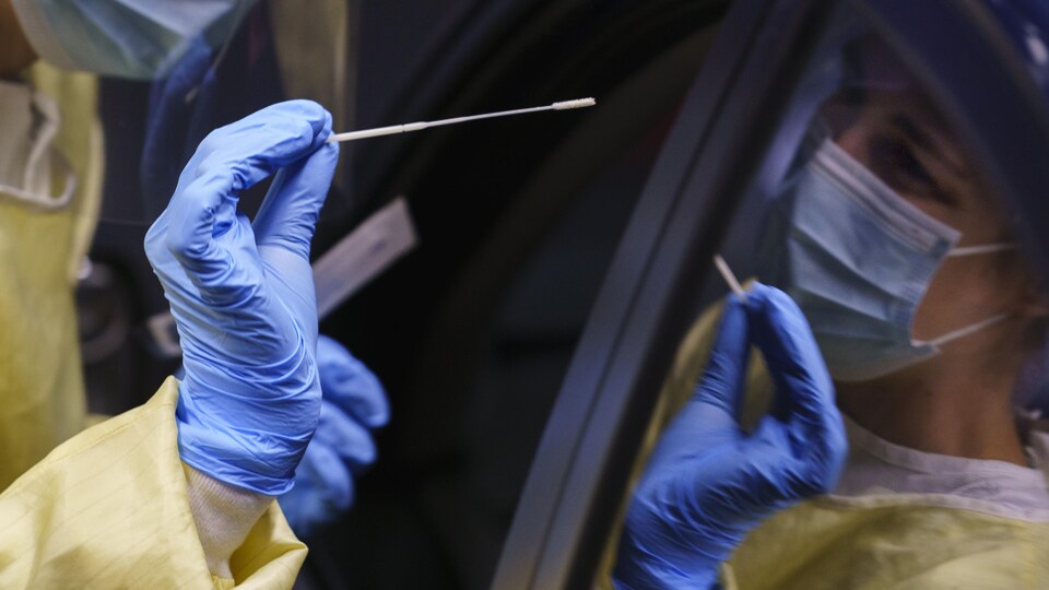 Une infirmière s'apprête à effectuer un test de dépistage sur un patient.