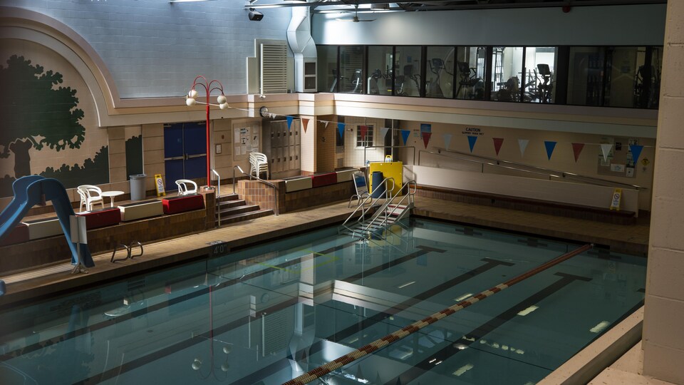 Une piscine communautaire vide. 