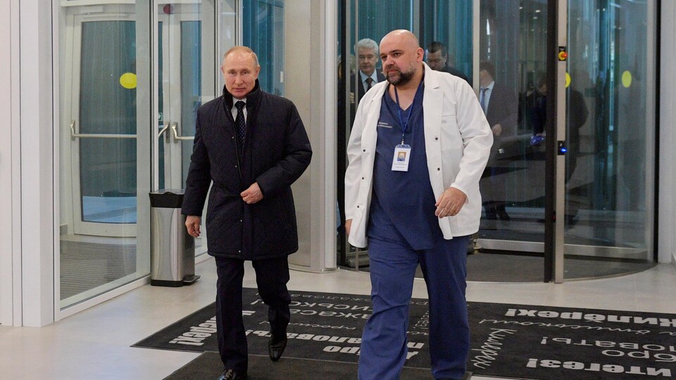 Vladimir Poutine entre dans un hôpital accompagné par le Dr Denis Protsenko.