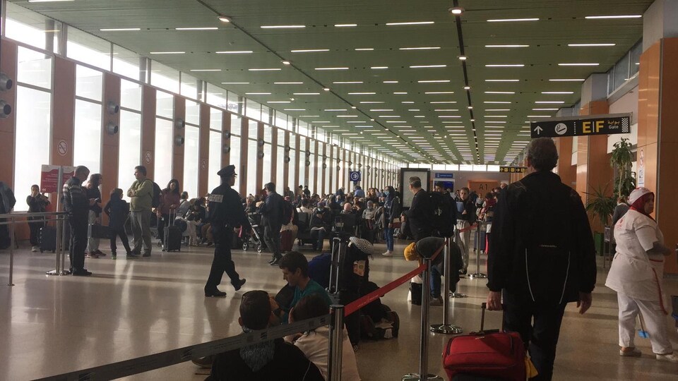 Des Canadiens attendent à la porte d’embarquement à Casablanca au Maroc.