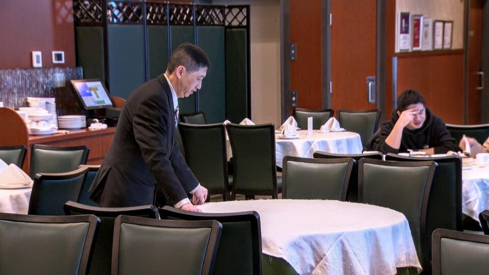 Un serveur prépare une table.
