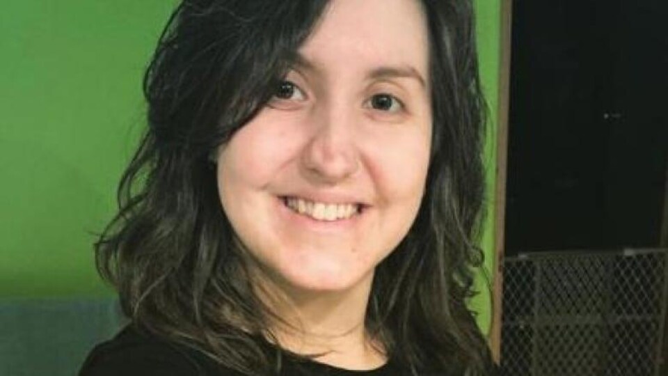 Une jeune femme au visage souriant.