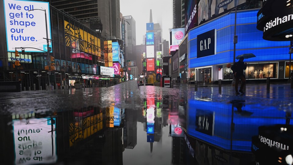Times Square vide sous la pluie à New York.