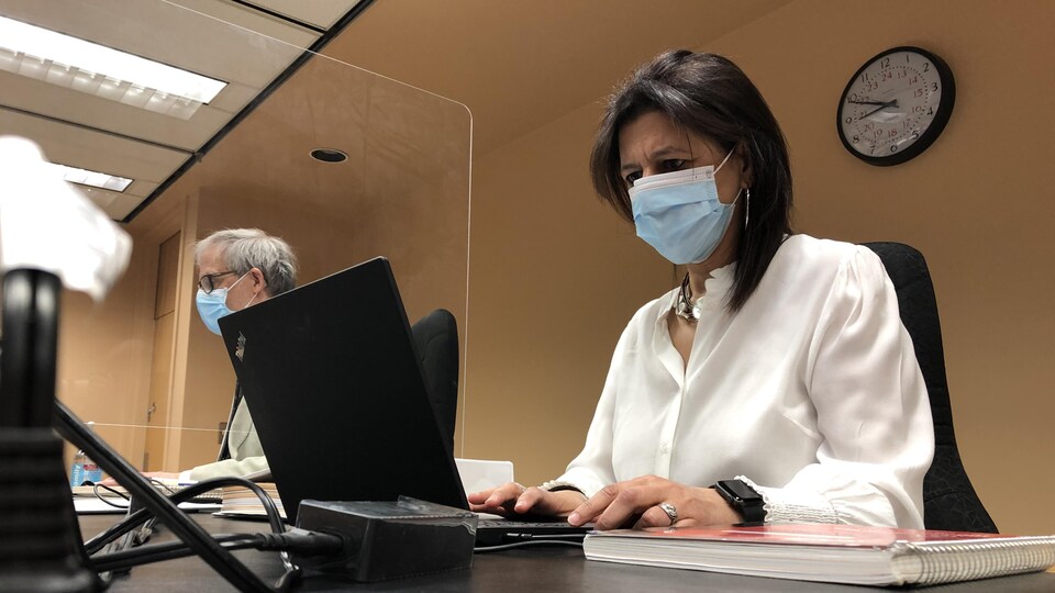 La coroner Géhane Kamel assise devant un ordinateur dans une salle du palais de justice de Shawinigan.