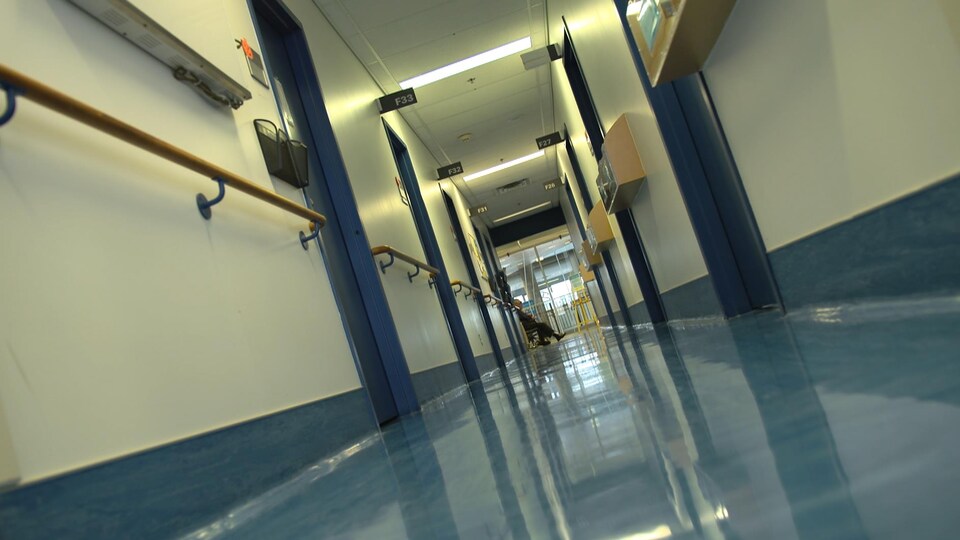 Un corridor d'hôpital.