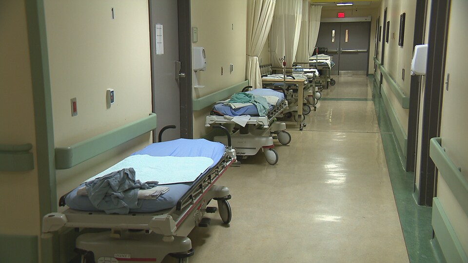 Les lits sont inoccupés dans ce corridor de l'urgence de l'hôpital de Rimouski.