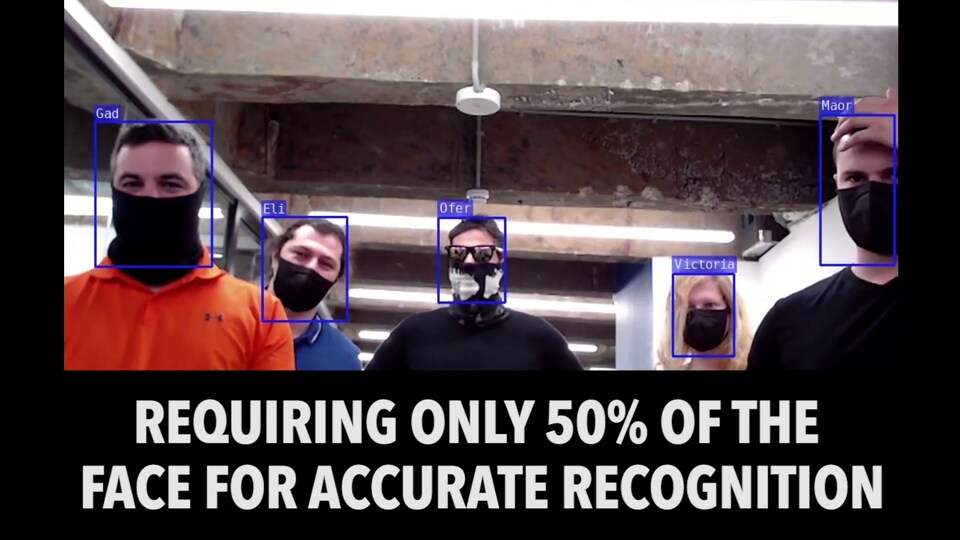 Des personnes masquées avec le message « Nécessitant seulement 50 % du visage pour une reconnaissance précise ».