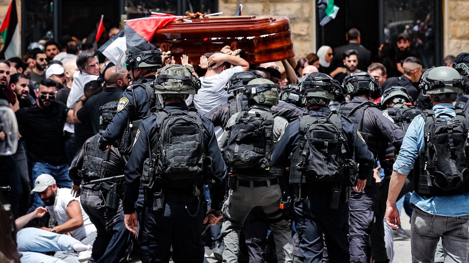 Des policiers israéliens lors d’un cortège funèbre.
