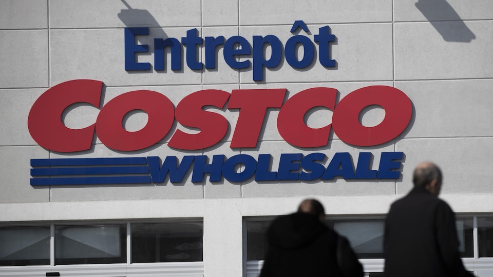 Des clients entrent dans un magasin Costco.