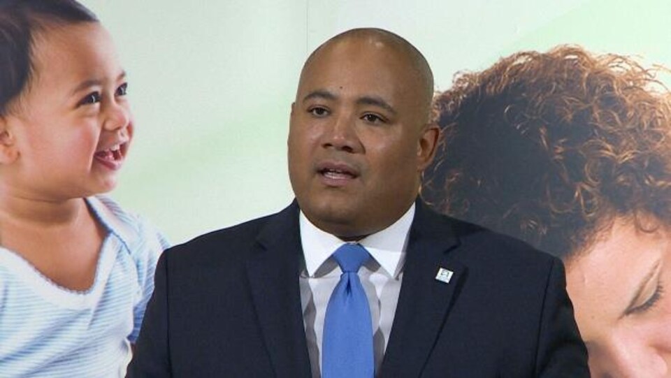 Le ministre des Services à l'enfance et à la jeunesse Michael Coteau
