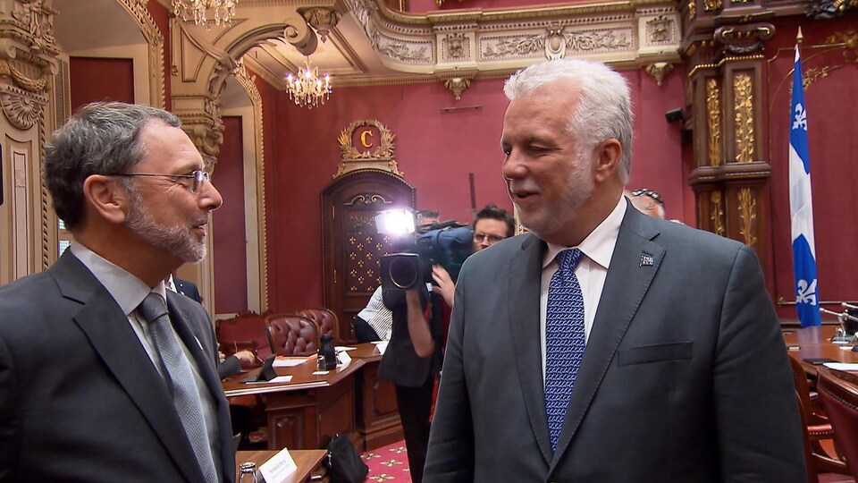Le premier ministre Philippe Couillard discute avec le PDG du Conseil du patronat Yves-Thomas Dorval.