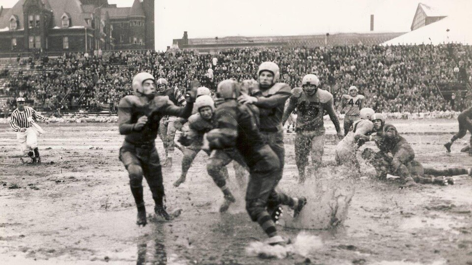 Les Argonauts de Toronto ont remporté la Coupe Grey par la marque de 13-0 face aux Blue Bombers de Winnipeg, dans ce qu’on surnomme aujourd’hui le « Mud Bowl ».