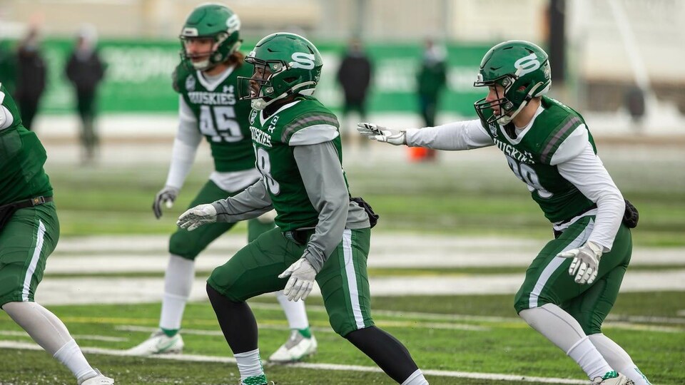 Des joueurs de football de l'Université de la Saskatchewan pendant un match.