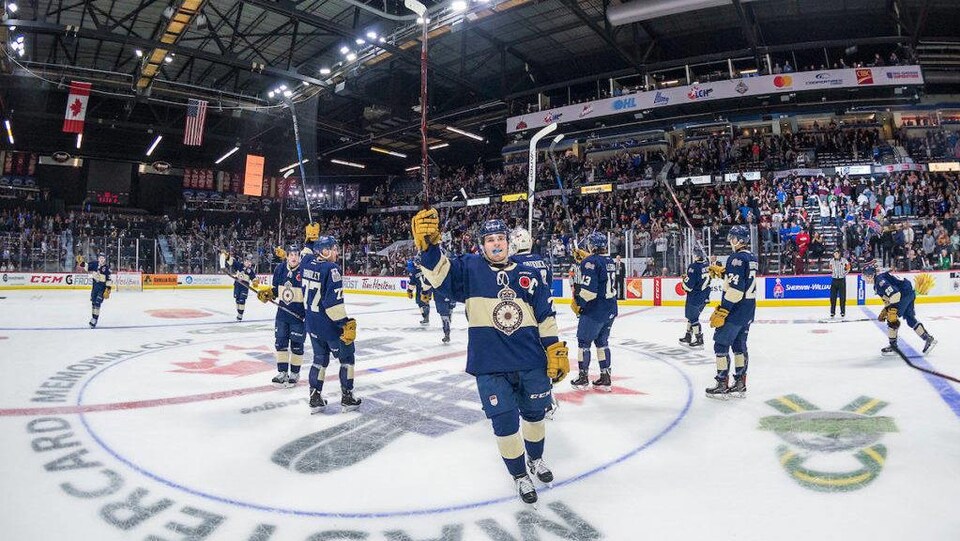 Des joueurs de hockey sur la glace.