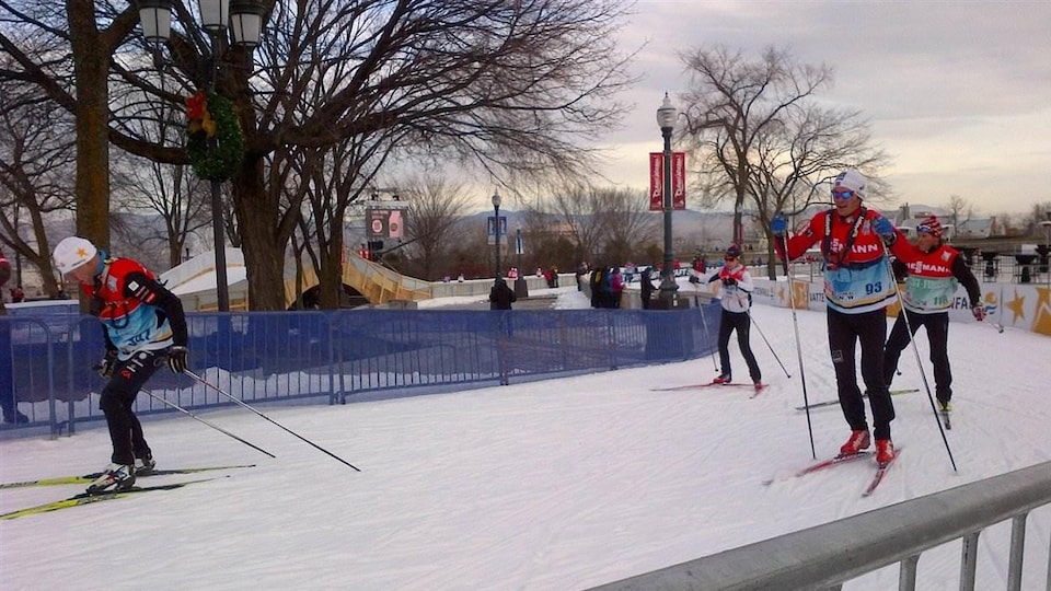 Des skieurs participent à une étape de la Coupe du monde de ski de fond sur les plaines d’Abraham, en 2012, à Québec.